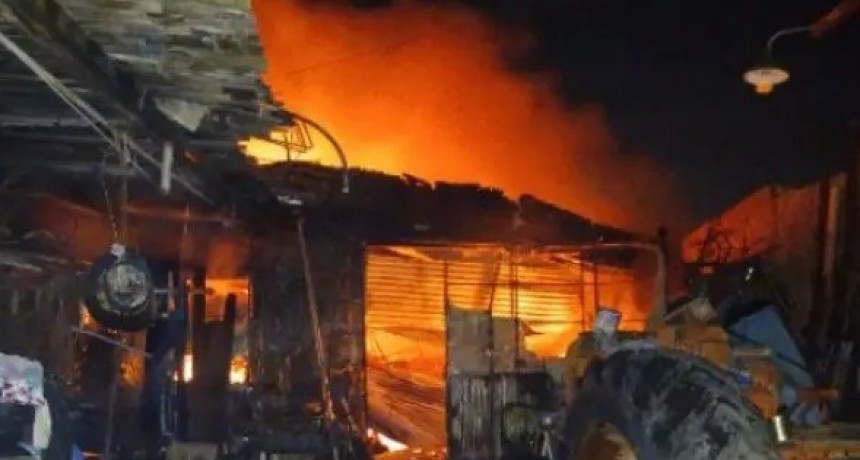 Debastador incendio en taller mecánico de Punta Alta 
