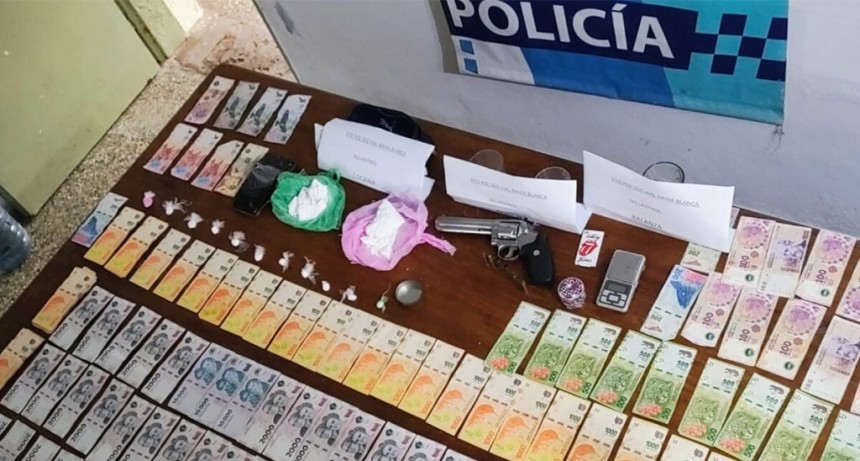 Detienen a un hombre que circulaba armado y con cocaína en el auto