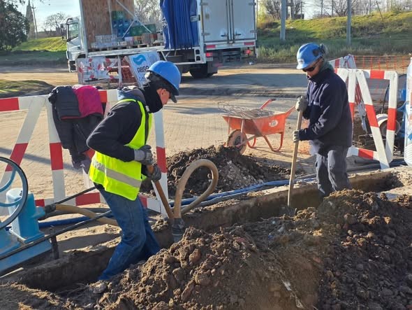 Comenzaron los trabajos para renovar el colector cloacal sobre calle Jujuy