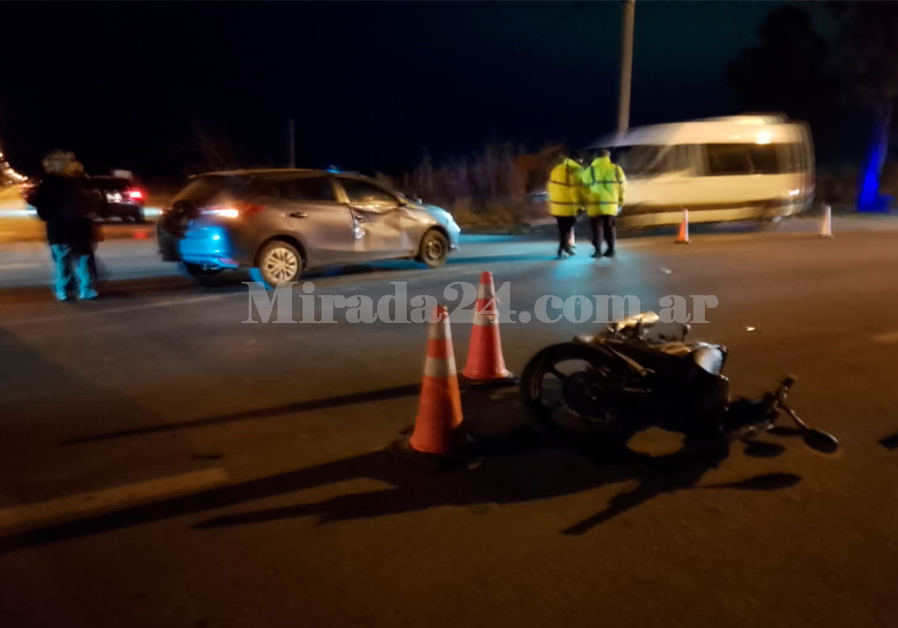 Choque entre un auto y una moto en la Ruta 229: una mujer result&oacute; herida