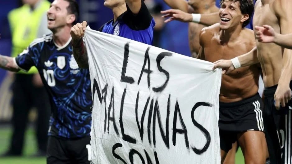 Dura derrota de Milei: Los jugadores de la Scaloneta reivindicaron a las Malvinas con una bandera
