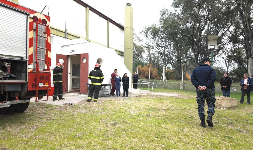 Adiestramiento en lucha contra incendio y evacuaci&oacute;n en el Hospital Naval Puerto Belgrano