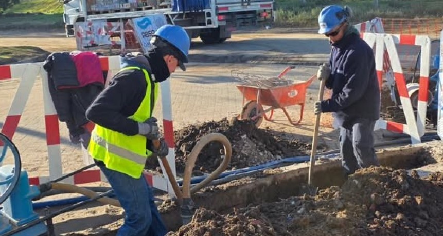 Comenzaron los trabajos para renovar el colector cloacal sobre calle Jujuy