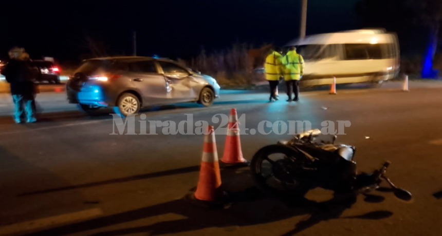 Choque entre un auto y una moto en la Ruta 229: una mujer result&oacute; herida