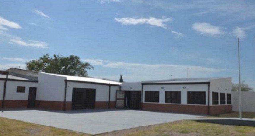 Indignante: Un hombre entró a la escuela de su hija, rompió puertas y amenazó a docentes