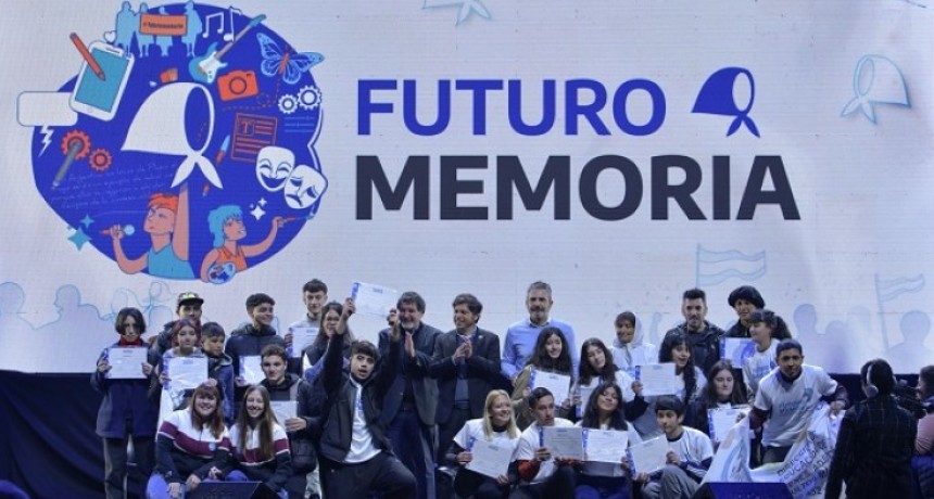 Kicillof junto a jóvenes que participaron del programa “Futuro Memoria”
