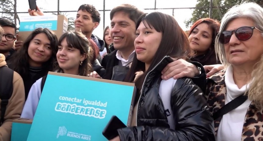 Kicillof entregó 278 computadoras personales a estudiantes de San Miguel