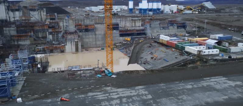 Por el abandono de las obras, se inundó la sala de maquinas de una de las represas de Santa Cruz