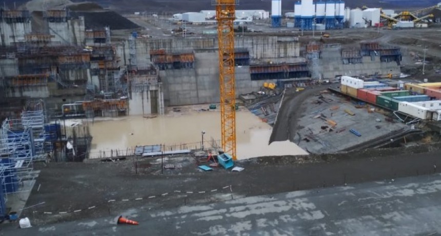 Por el abandono de las obras, se inundó la sala de maquinas de una de las represas de Santa Cruz