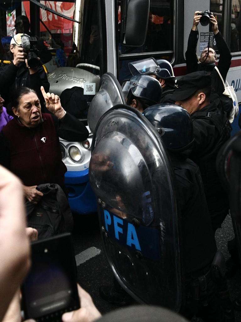 Represión a jubilados por protesta al veto