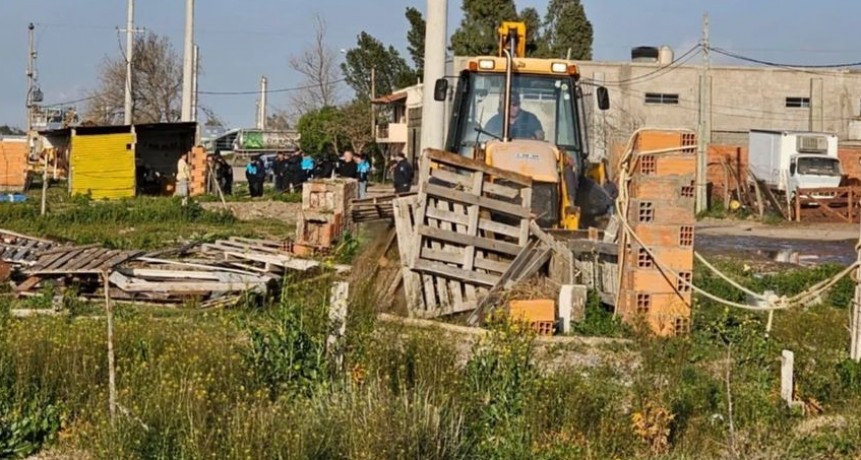 El eterno Problema de viviendas: Con un amplio operativo policial, desalojan una toma de tierras en Ecuador al 2900 en BB