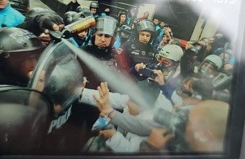El gobierno reprimió en la marcha de los jubilados y hubo dos periodistas heridos