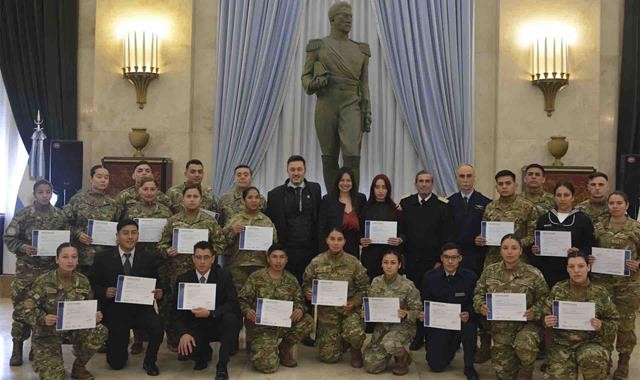 Defensa y Capital Humano reconocen a Marineros Voluntarios