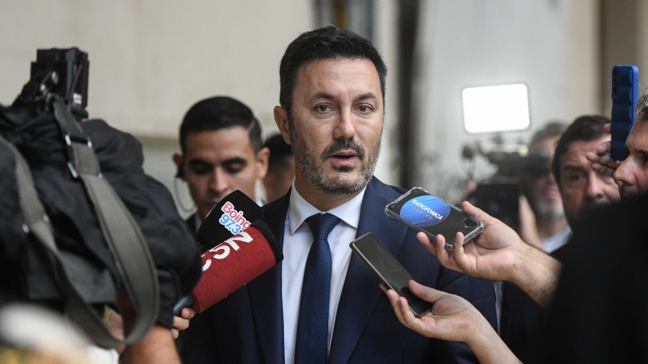 Petri firmó contratos millonarios con el laboratorio de las coimas