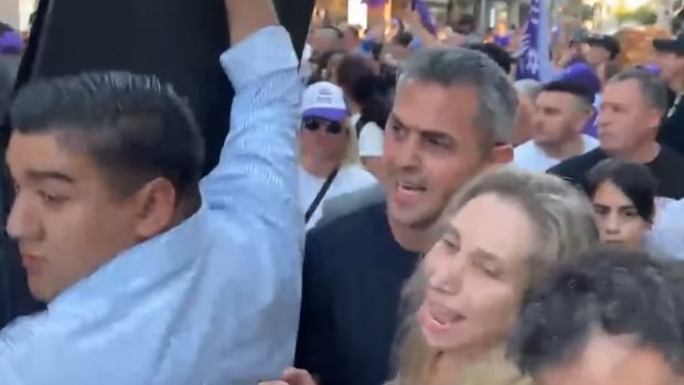Karina y Menem se escaparon de un acto en Corrientes mientras Iñaki patoteó a los periodistas