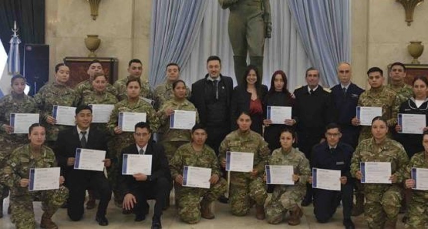 Defensa y Capital Humano reconocen a Marineros Voluntarios