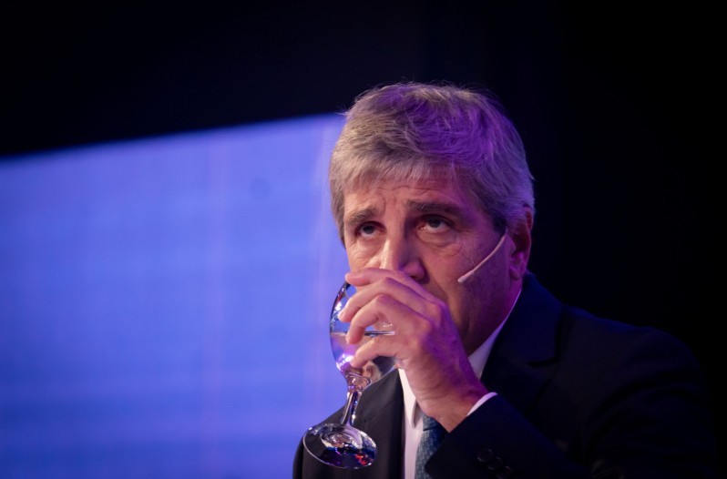 Ravier admiti&oacute; que el Gobierno retiene fondos del impuesto a los combustibles y complica a Caputo