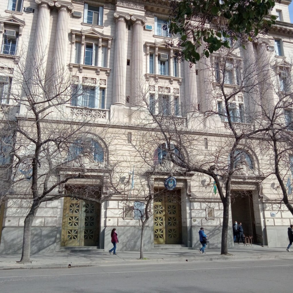Juzgan a un hombre acusado de un violento robo a una jubilada en Punta Alta