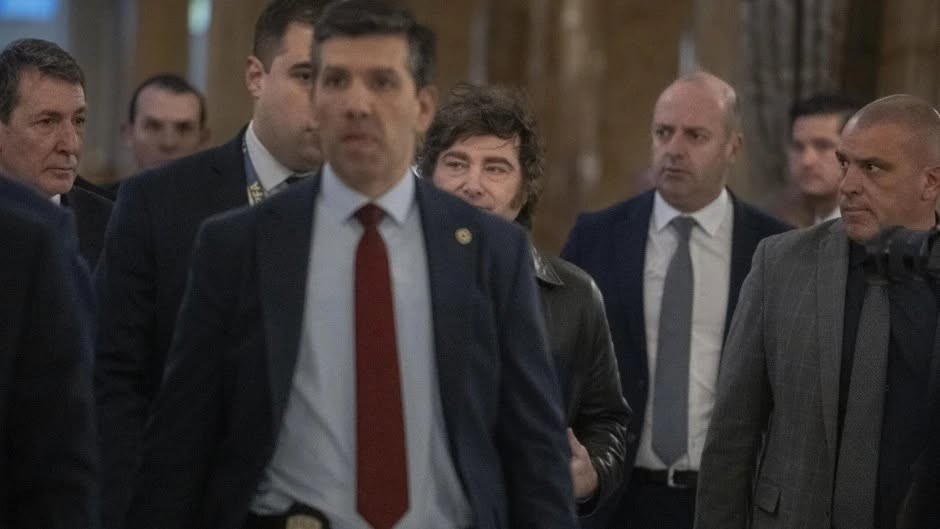 Milei confirm&oacute; en la reuni&oacute;n de gabinete que no van a ayudar a los endeudados y se fue enojado