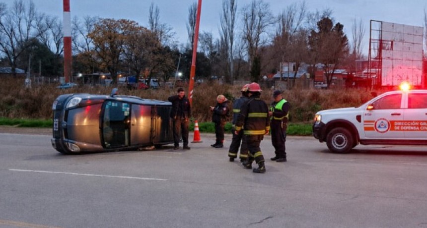 Un utilitario volc&oacute; tras chocar con una camioneta en la rotonda de Gr&uuml;nbein