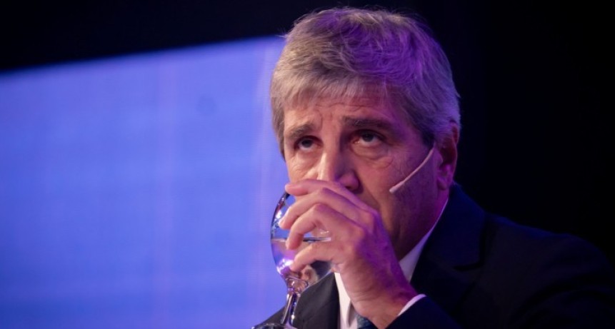 Ravier admiti&oacute; que el Gobierno retiene fondos del impuesto a los combustibles y complica a Caputo