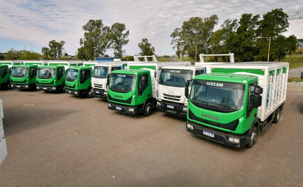 La Provincia entregó vehículos de transporte escolar y camionetas para municipios