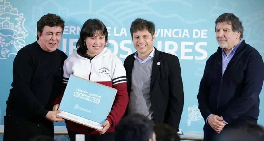 CONECTAR IGUALDAD BONAERENSE: Kicillof entregó 614 computadoras a estudiantes de La Matanza