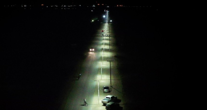 Finaliza la obra de iluminación del camino hacia Puerto Rosales de manera exitosa