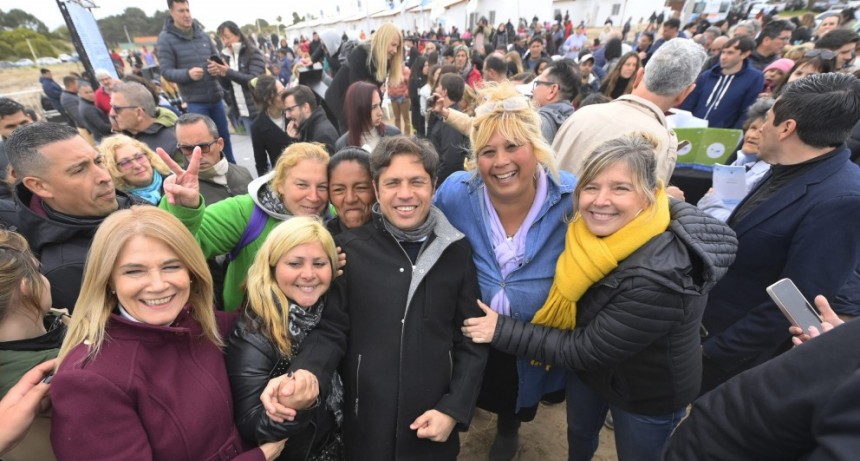 Kicillof entregó 54 viviendas a familias de Villa Gesell