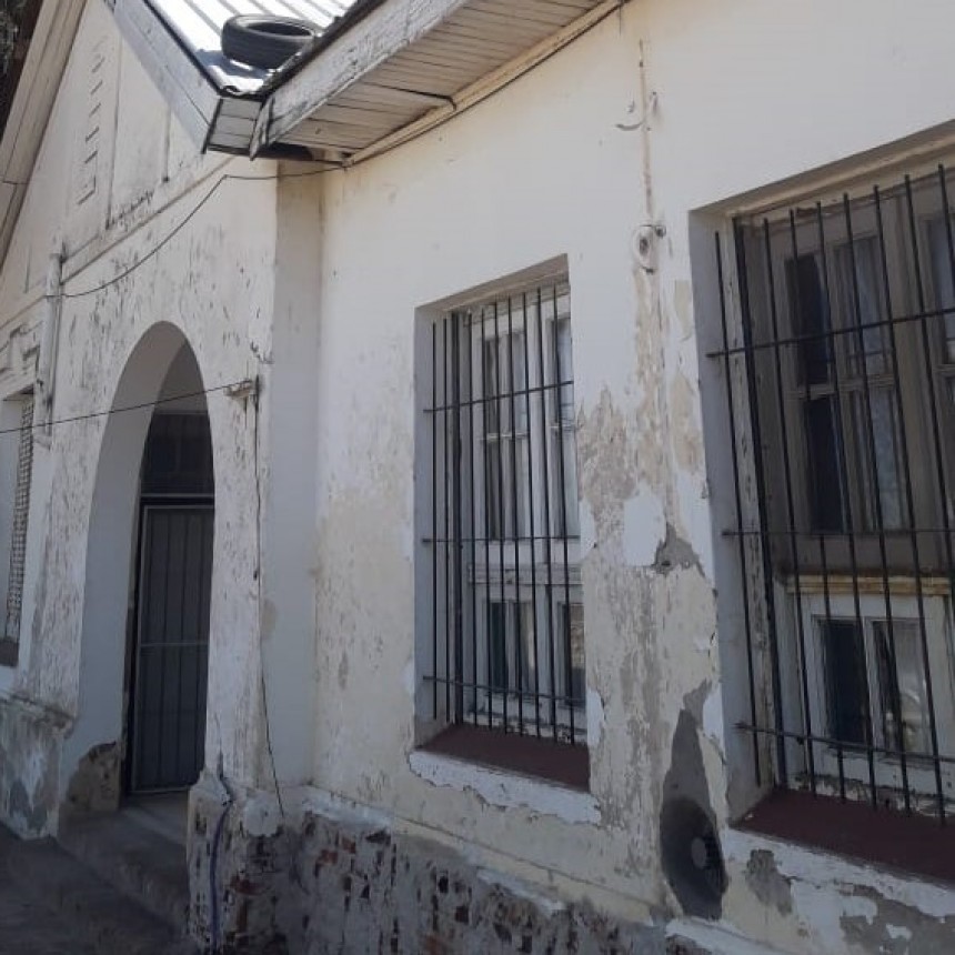 ESCUELA DE CALDERON: VECINOS DENUNCIAN QUE SUSPENDIERON LAS CLASES POR TEMOR A DERRUMBES EN LOS TECHOS