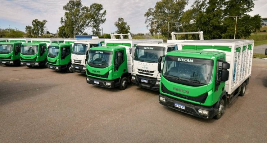 La Provincia entregó vehículos de transporte escolar y camionetas para municipios