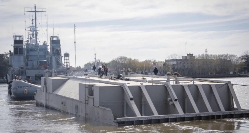 La compuerta navega hacia Puerto Belgrano