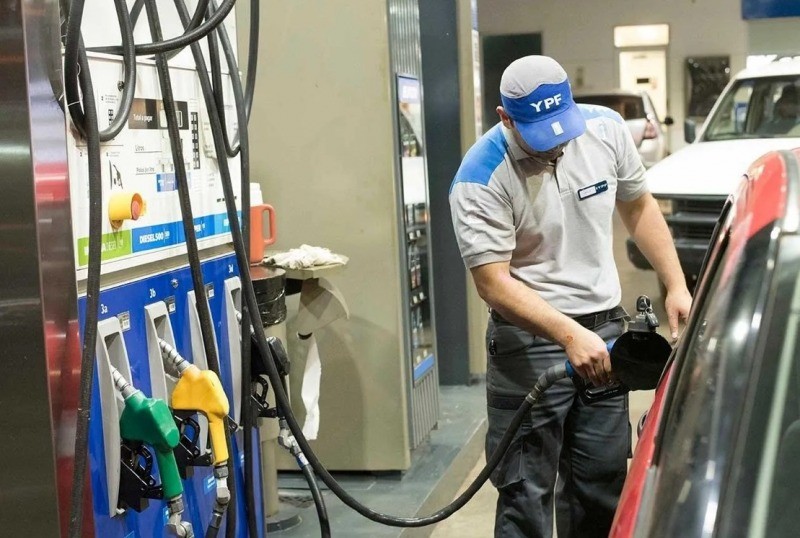 Sorpresivo aumento de la nafta: el litro de premium supera los $1720