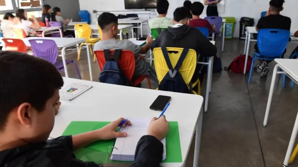Aprueban ley que limita el uso de celulares en las escuelas en la prov. de Buenos Aires