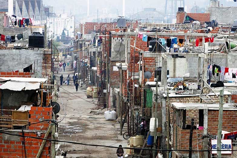 Desigualdad hasta en la muerte: las personas que viven en los barrios populares viven once años menos