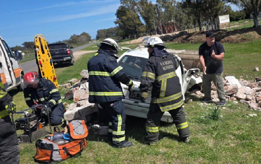 Impresionante choque de un auto contra una garita en el ingreso a Monte