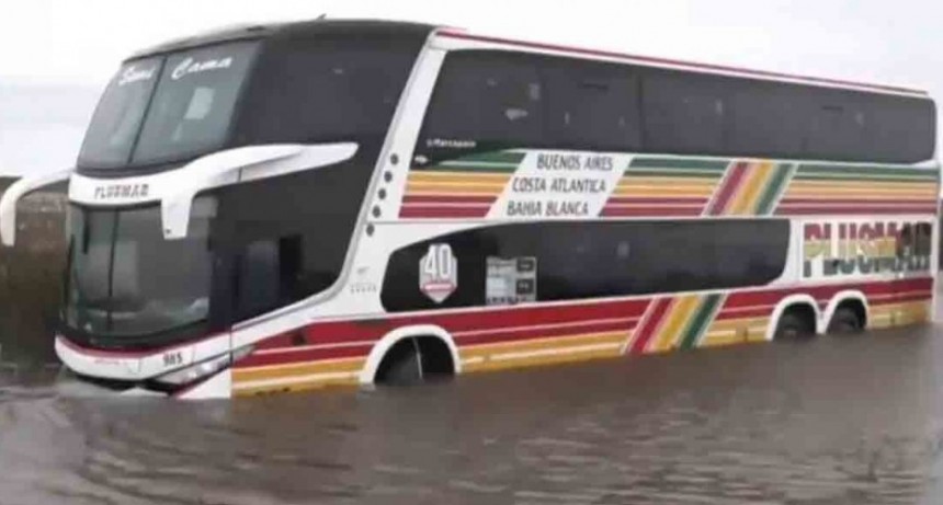 Un micro quedó varado en una zanja inundada y rescataron a los pasajeros en lancha