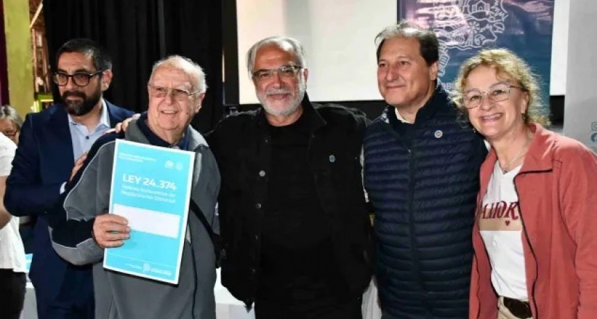 La Provincia entregó escrituras a familias de Coronel Rosales y Bahía Blanca