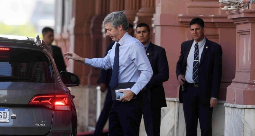 Cumbre para atajar el dólar: analizan bajar las retenciones a cero para que el campo liquide