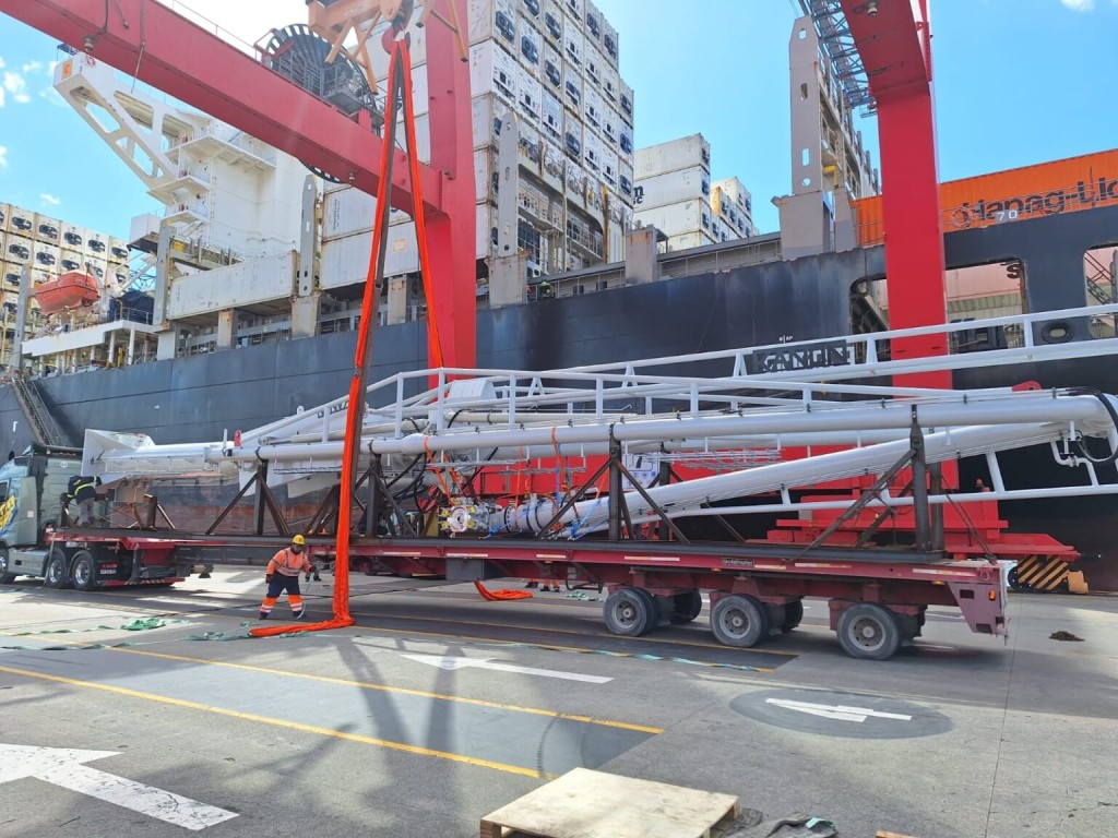 OTAMERICA avanza en Puerto Rosales: llegaron los brazos de carga para la tercera posici&oacute;n del muelle