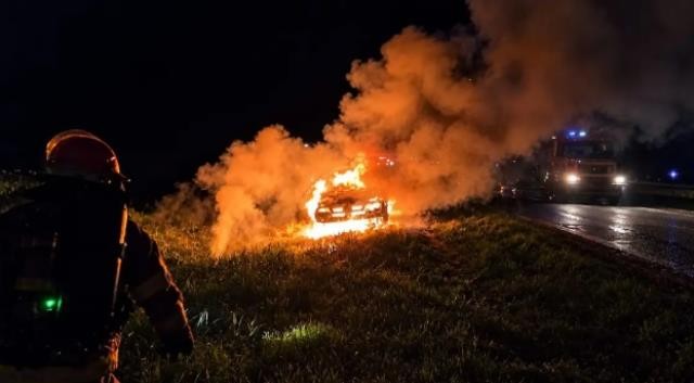 Dos autos incendiados en los accesos a Punta Alta: Bomberos debieron intervenir en dos emergencias