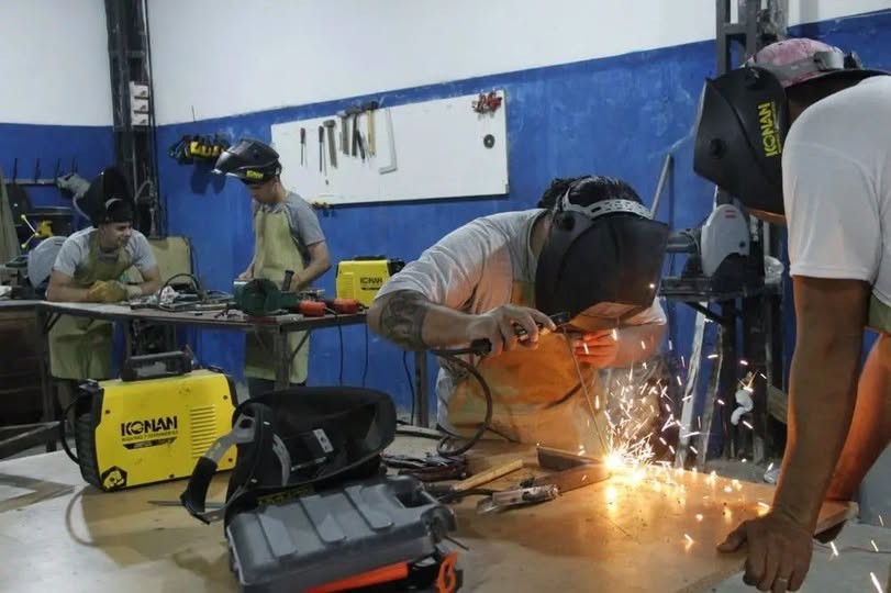Estudiantes secundarios podr&aacute;n capacitarse en oficios y obtener certificaciones antes de egresar