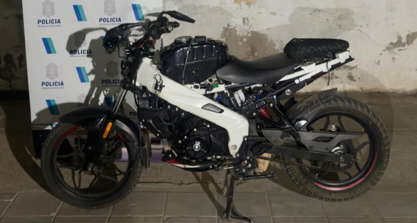 Circulaba en una moto con pedido de secuestro, intent&oacute; escapar de la Polic&iacute;a y choc&oacute; contra un auto estacionado