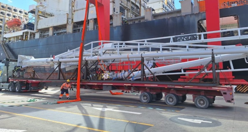 OTAMERICA avanza en Puerto Rosales: llegaron los brazos de carga para la tercera posici&oacute;n del muelle