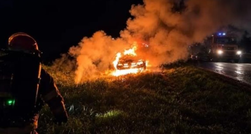 Dos autos incendiados en los accesos a Punta Alta: Bomberos debieron intervenir en dos emergencias