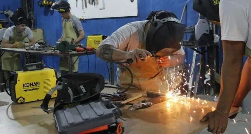 Estudiantes secundarios podr&aacute;n capacitarse en oficios y obtener certificaciones antes de egresar