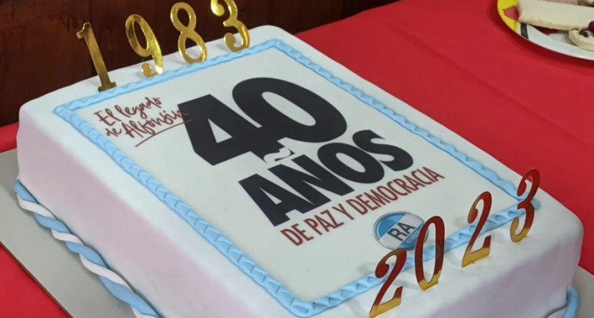 Acto Conmemoración por los 40 años de democracia organizado por la UCR Rosales.