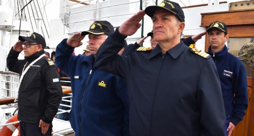 La fragata ARA “Libertad” rindió homenaje a los 44 tripulantes del submarino ARA “San Juan”