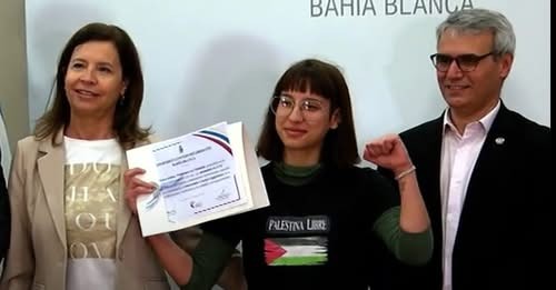 Una egresada de la UNS fue reconocida por su promedio, mostró una remera con la leyenda “Palestina Libre” y volvió a generar polémica