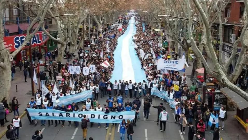 Nueva medida de fuerza de los docentes: este martes, los maestros paran por 24 horas